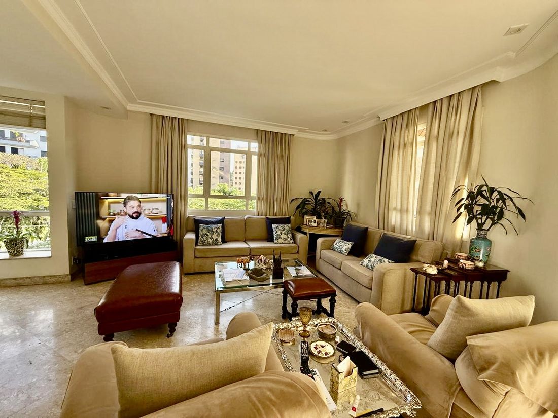 Sala de estar com vista arborizada