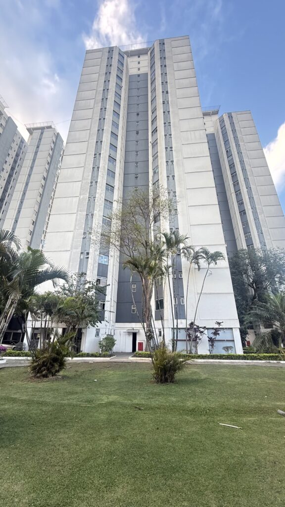 Fachada do Bloco A-5, Edifício São Matheus, com palmeiras e gramado à frente