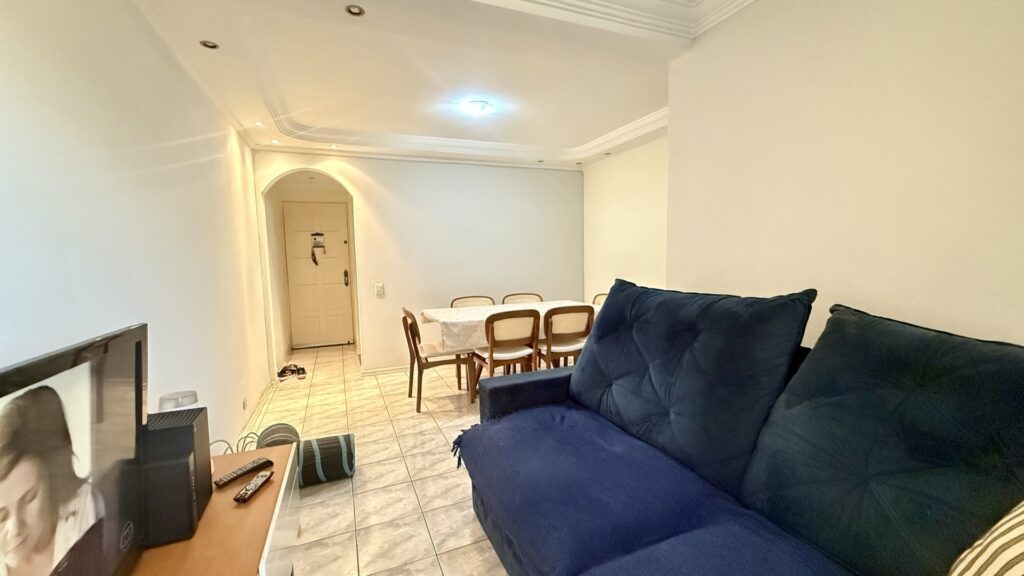Sala vista do sofá em direção à porta de entrada em arco