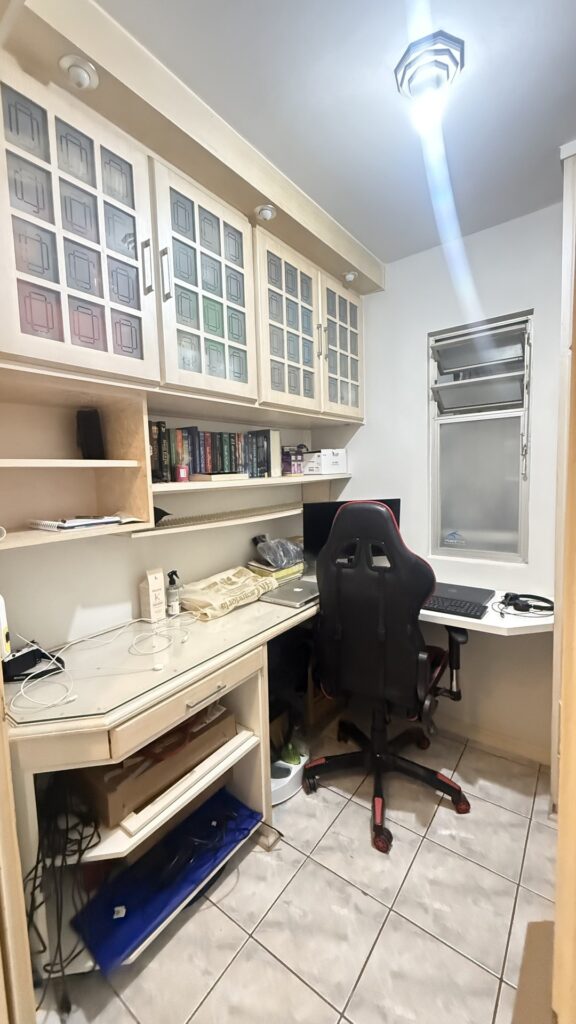 Espaço de trabalho com bancada em L e marcenaria sob medida