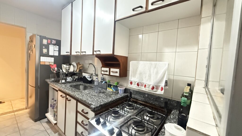 Cozinha com armários e bancada em granito