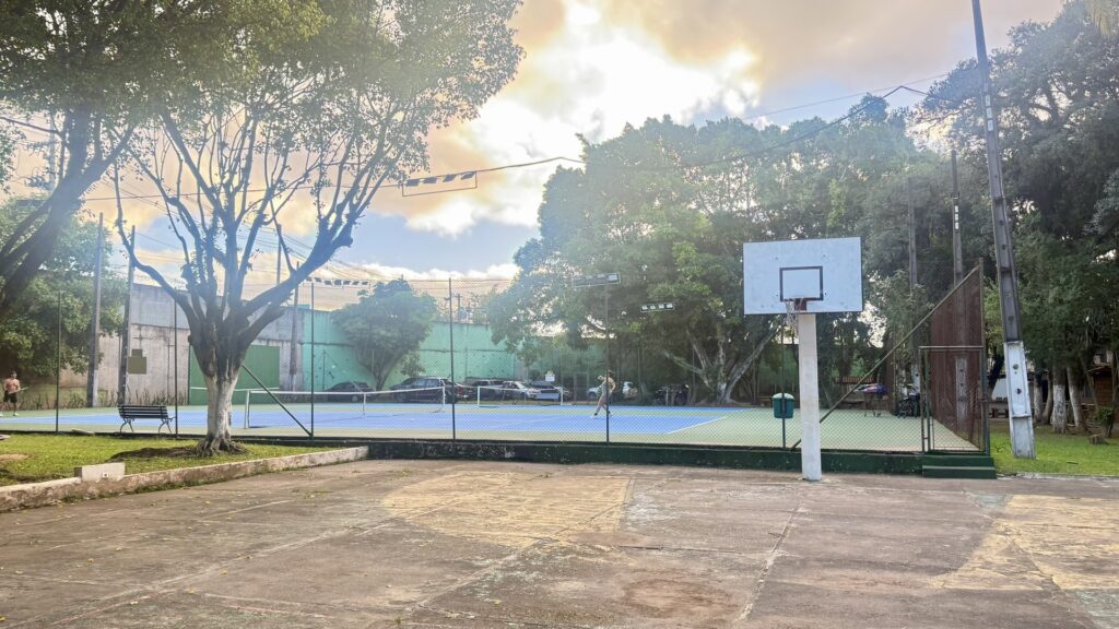 Quadra de tênis e área de basquete