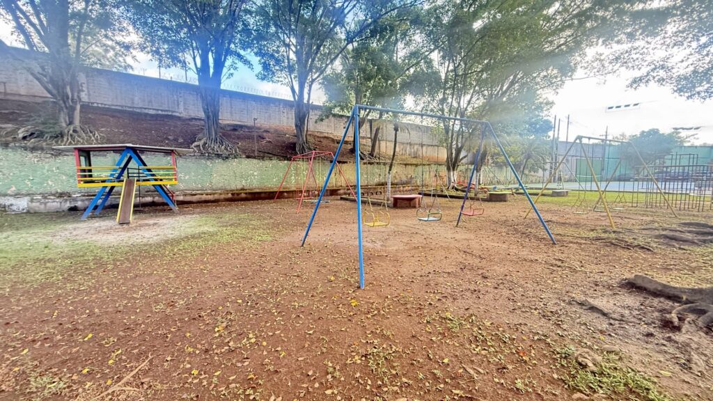 Playground em área sombreada