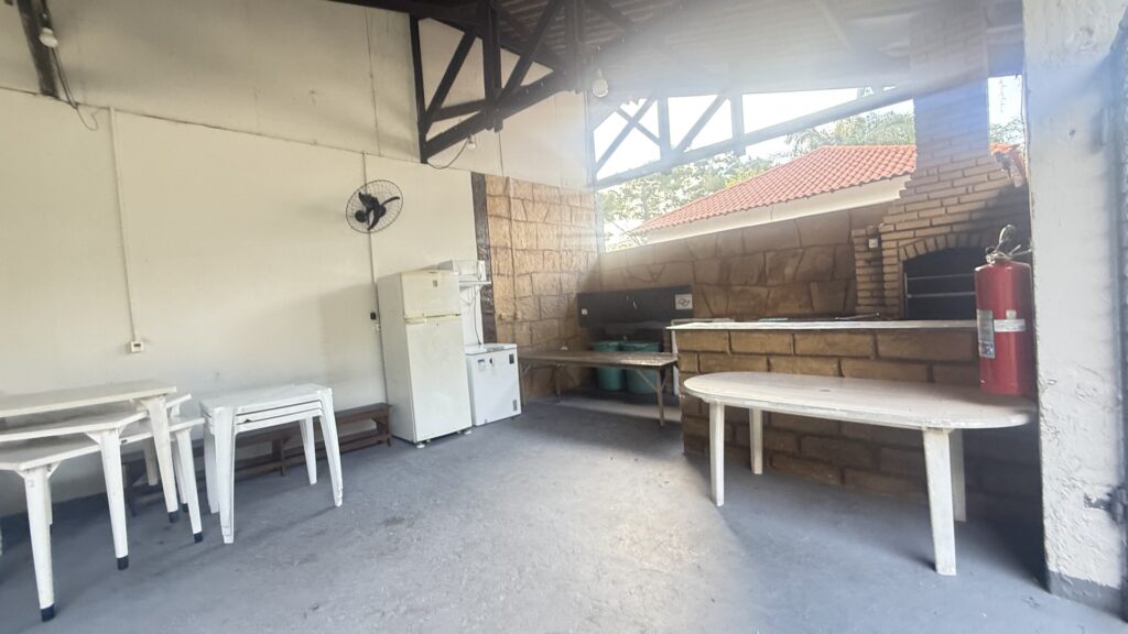 Espaço coberto com forno de tijolos e churrasqueira