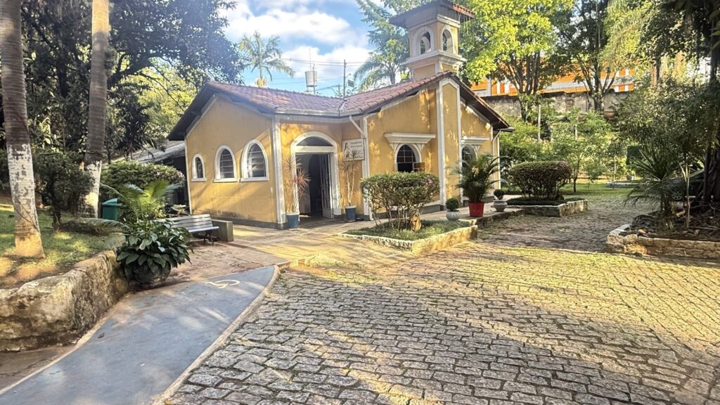 Capela do condomínio com telhado de barro e campanário